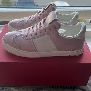 Valentino Flycrews - Säljer nu mina sjukt snygga Valentino Flycrews. De är i skinn och har den perfekta rosa färgen! De har några få repor här och där. Saknas en nit. Storlek 36 men passar 37. Box, äktlighetsbevis och extra skosnören medföljer! Skriv för frågor! 💕💕💕