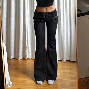 Lågmidjade bootcut kostymbyxor  - Perfekta vintage kostymbyxor💗Midja 42 innerben 82 tjejen på bilden är 165. Säljer vidare då de är för små för mig. 