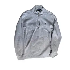 Säljer nu denna feta half zip av märket Ralph Lauren | Skick : 9/10, sparsamt använd | Pris : Nypris : 2200kr, vårt pris : 599kr. Priset är inte hugget i sten | Om du har några frågor är det bara att höra av dig! ❤️