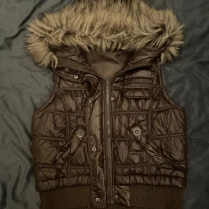 Vintage väst - Söt väst med fluffig päls som passar perfekt nu inför vintern 💗 använd gärna köp nu!