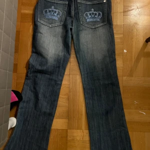 Vicktoria Beckham jeans  - Super snygga Victoria Beckham jeans som tyvärr var för stora på mig när jag köpte dem så därav säljer jag dem❤️ skriv för fler bilder eller mått❤️