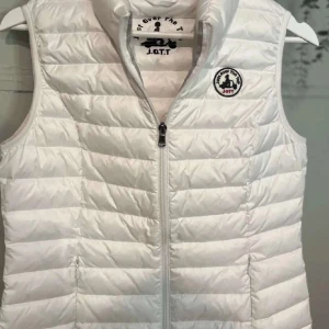 Jott väst  - En jott väst som är mycket bra skick, säljer nu då den är för liten. Pris kan du diskuteras vid snabb affär. 