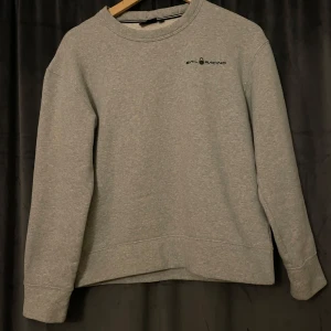 Sail racing sweater  - Säljer denna fina tröja som jag inte använder längre. Storlek 170 men passar som S. Kontakta gärna vid frågor😊