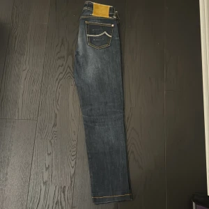 Jacob Cohën jeans - Jacob Cohën jeans. Skick 9/10 Nypris 3000 Mitt pris 1699 Storlek 29 Mått fins på bilderna  Kolla profilen för mer feta grejer  
