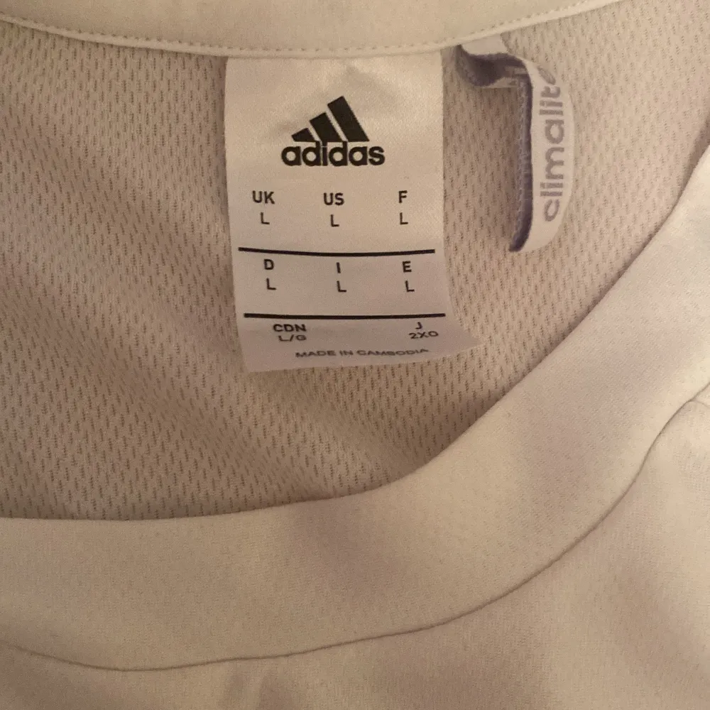 Säljer denna vita Adidas T-shirt som är snygg och inte använt många gånger, säljer den eftersom den är lite för stor på mig, den är i nyskick då den inte är använd mycket! Vid frågor? Kontakta gärna mig!🙃. T-shirts.