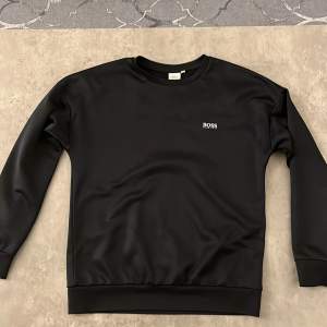 Hugo boss sweatshirt passar pojkar från 155-165 cm. Har inte använts mycket.