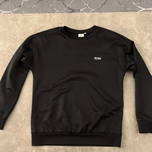 Hugo boss sweatshirt  - Hugo boss sweatshirt passar pojkar från 155-165 cm. Har inte använts mycket.