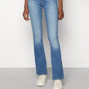 Flare jeans - Säljer dessa flare jeans från only. Säljer för de är för korta. Bra skick. Köpt för 549kr. Priset kan diskuteras 💕