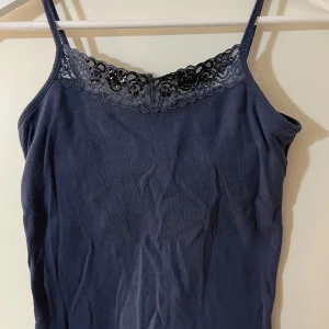 Vintage linne - Spets linne med små pärlor/paljetter påsydda💙Står att linnet är i storlek M, men är liten i storlek så skulle säga den passar xs/s😊