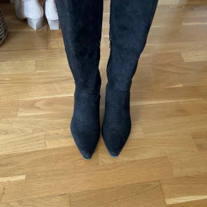 Stövletter storlek 38/39🤗 - Sååå fina höst stövlar i mocka endast använda en gång säljer pågrund av jag har så många skor och de kommer inte till användning så ligger bara och inte gör nytta, säljer även exakt samma sko i beige som endast är testade!