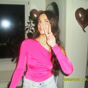 Rosa fest topp - Från nakd använd ca 2 gånger. Super fin rosa enaxlad tröja!! Pris går att diskutera💕