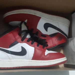 Jordan 1 chicago mid - Använd ett par gånger, har kvitto