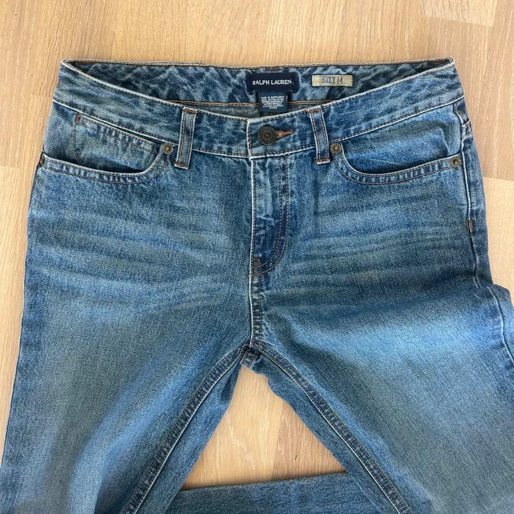 Så snygga Ralph lauren jeans. Storlek: XXS, midjemått: 34x2 cm innerbenslängd: 75 cm. Har inga bilder med jeansen på då de är för små.. Jeans & Byxor.