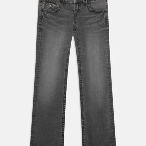 Gina Tricot Young - CHUNKY BASIC-Flared jeans grå  Slutsålda Köpta för 300kr Bra skick   Kan fråga om bilder på varan🫶🏻