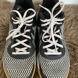 Nike Renew sneakers - Säljer ett par Nike Renew sneakers i svart och vitt med en cool mönstrad design. Skorna har en bekväm passform och är perfekta för träning eller vardagsbruk. De har en slitstark gummisula i gult och svart för bra grepp. Skorna är i bra skick.