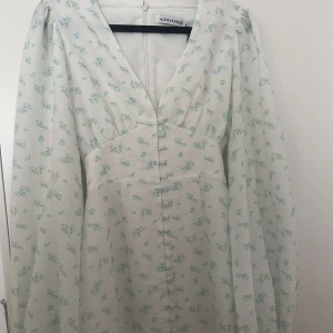 Adoore klänning - Säljer pga den var tyvärr för liten för mig. Helt ny!!