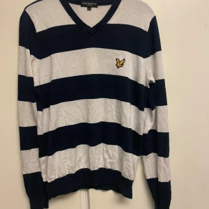 Stickad tröja - En fin stickad tröja från Lyle&scott i storlek M