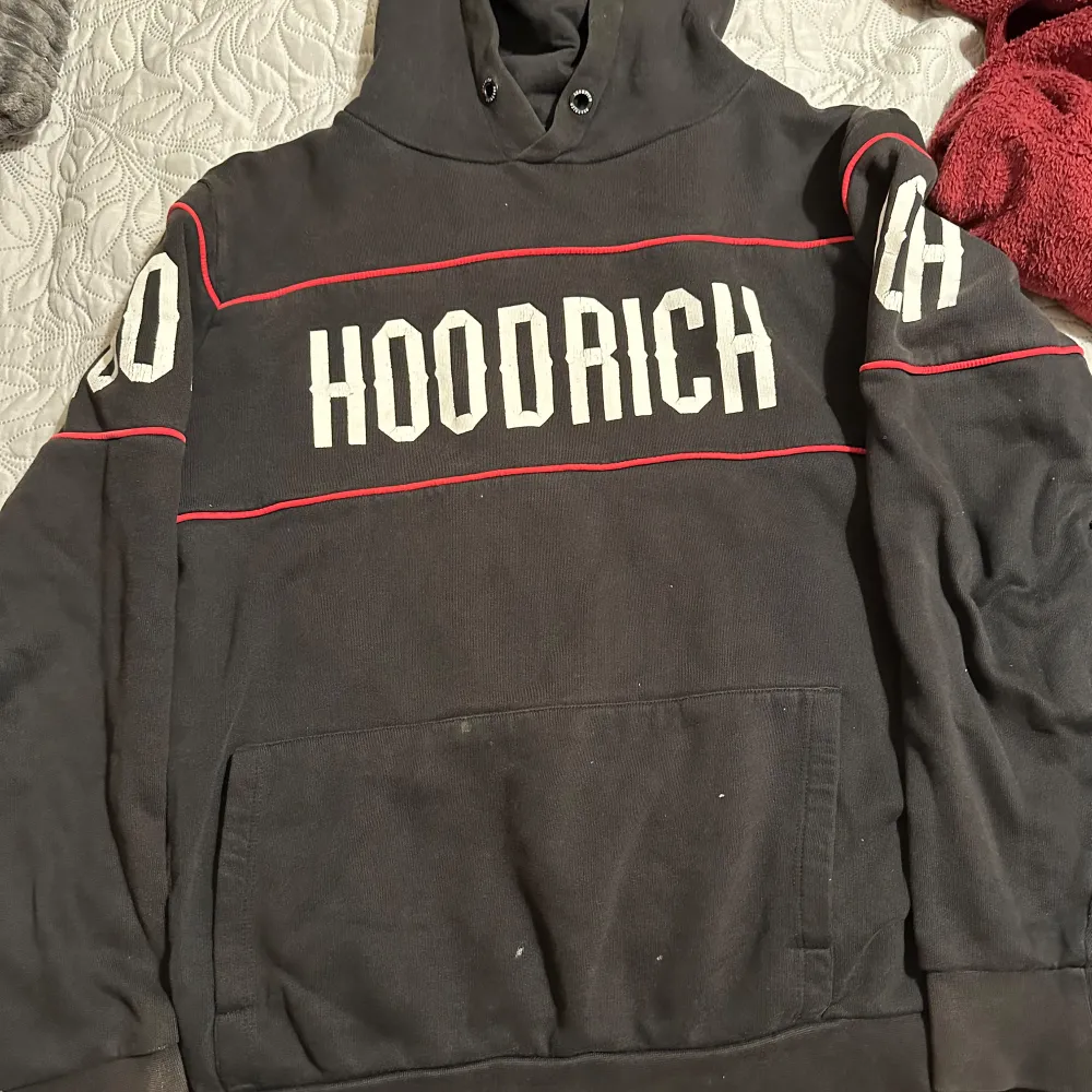 Säljer den fina hoddien köptes från dj för ungerfär 900 sorb. Behövs bara tvätta.. Hoodies.