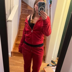 Juicy Couture  - Juicy Couture  sätt i storlek s.  Bra skick och inte använda så mycke men tvättade kanske 4 gånger. Sitter bra på mig som har s men passar en xs . Pris kan diskuteras 