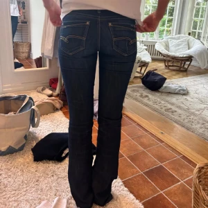 Mavi jeans - Jättesnygga mörkblå bootcut jeans ifrån Mavi i storlek W25/L34, perfekta i längden på mig som är 173cm💞