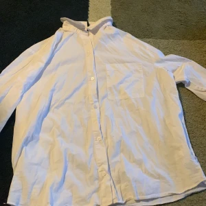 skjorta - Storlek s. Använd enbart en gång