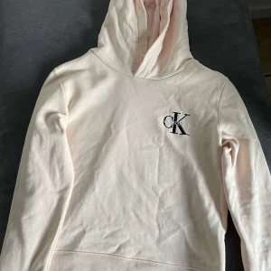 Calvin klein hoodie - Bra skick storlek barn M 🩷