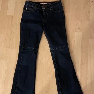 Lågmidjade miss sixty jeans  - Jätte fina i bra skick, har blivit för lång. Jag är 165 och har xs-s och dem passar perfekt annars 