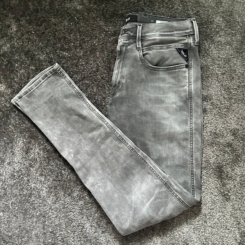 Ett par riktigt snygga replay jeans i modell anbass (slim fit) Storlek W33 L34, ny pris 1899kr. Kontakta för fler bilder eller om du har några funderingar. . Jeans & Byxor.