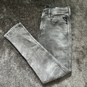 Replay Jeans - Ett par riktigt snygga replay jeans i modell anbass (slim fit) Storlek W33 L34, ny pris 1899kr. Kontakta för fler bilder eller om du har några funderingar. 