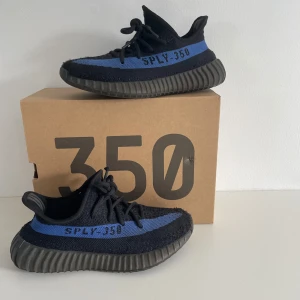 Yeezy Boost 350 - Haft de i typ 2 år men har inte andvänt de pga för små. Ganska bra skick. Storlek 38. Skriv om ni är intresserade eller om ni vill ha fler bilder. Köpte de för 1800
