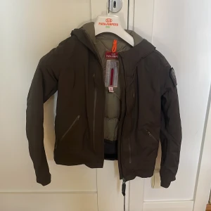 Parajumpers vinterjacka  - Parajumpers vinterjacka upper class. Storlek Young small. Sparsamt använd och inga skador.