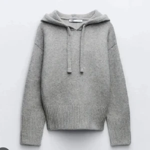 ZARA HOODIE - säljer den då jag inte använder den! ser som ny ut💓 kontakt för bilder nypris runt 500