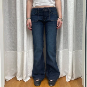 Lågmidjade bootcut jeans - Unika lågmidjade jeans med bootcut, inga tecken på användning 🫶🌟 Midja: 38,5 cm Innerbenslängd: 78,5 cm
