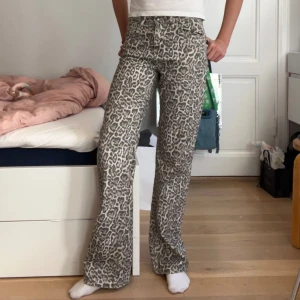 Supersnygga Leo jeans  - Säljer dessa supersnygga leopard printade jeansen från Strandivarius, pga av de inte kommer till användning.  De är aldrig använda och i därmed väldigt bra skick. Nypriset är ca 440 kr. 