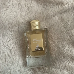 Hej alla, jag har några arabiska parfymer med unika doft, har knappt använt de om någon är intresserad så kan ni gärna skriva:) - Maison Alhambra Kismet for Women eau de parfum låter dig njuta av doften under en lång tid. Det är en av de mest koncentrerade formlerna på grund av de 10 % till 20 % parfymoljor som en eau de parfum innehåller. För en ännu längre doftupplevelse, 