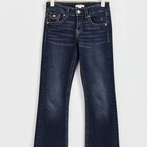 Säljer dessa booycut jeans från Gina Young, i storlek 152, men passar xs/xxs💕