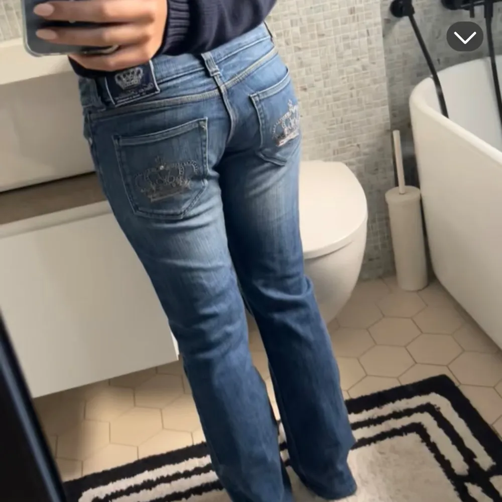 Supersnygga bootcut jeans från Victoria Beckham. Det står 32 i dem men skulle säga att de passar som w28-29 i midjan💕 innerbenslängd 75 cm och midjemått 79 så lite stora i midjan på mig som brukar ha w26-27 i jeans men längden är perfekt, jag är 165🌟. Jeans & Byxor.