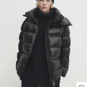 Massimo dutti jacka  - Jag säljer min fina massimo dutti jacka som köptes förra året i november och som  är knappt använd, så som ny! Finns ej att köpa längre😀