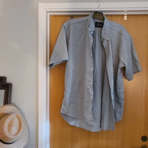 Peak Performance-skjorta - Kortärmad skjorta i tjockare stabilt material. Bröstficka fram. Mycket fint skick utan anmärkning.