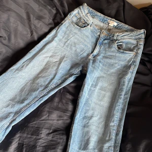 Gina Young jeans  - Säljer mina jeans ifrån gina tricots barnavdelning! Säljer pga att de inte kommit till användning. Jeansen är i fint skick då de endast är använda ett par gånger. Köpt för 300kr 