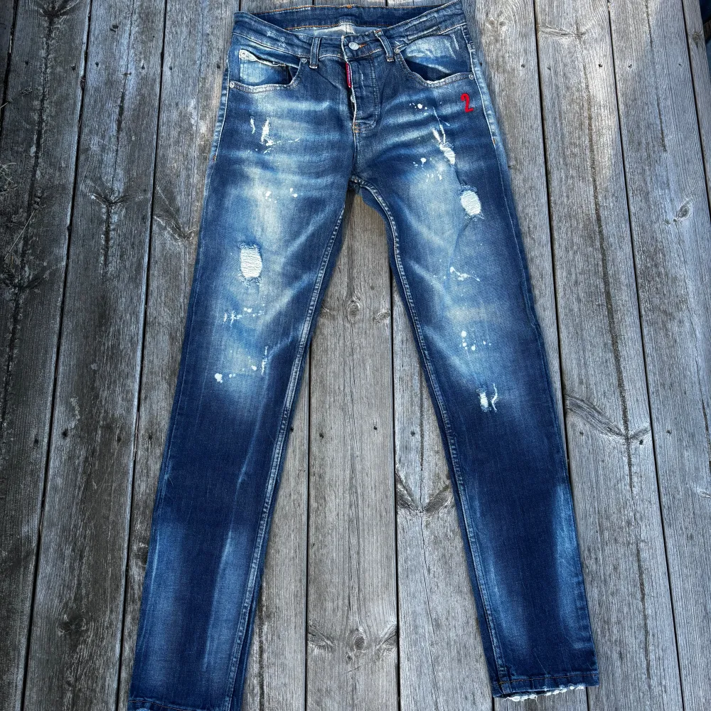 Säljer ett par fina Dsquared2 jeans i fint skick! Storlek W32 men skulle säga mer W29/30. Modellen i bild är 173cm.  Midjemått rakt över: 39cm  Innerbenslängd: 105cm Total längd: 106cm. Jeans & Byxor.