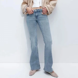 Low waist flare - Fina låg midjade jeans från hm fint skick och i en ljus jeans tvätt.