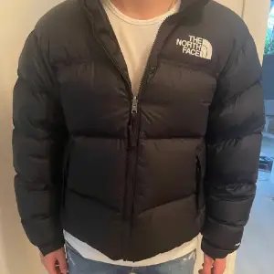 Säljer min näst intill helt oanvända nuptse north face puffer. Inga tecken på användning. Skick 10/10. Nypris 3799.