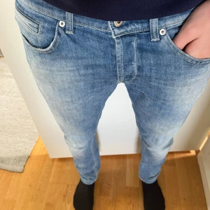 Dondup George  - Säljer nu mina dondups då de inte kommer till användning för mig längre, passar någon bäst som är ca 182. 9,5/10 i skick som nya. Hör av er vid funderingar 