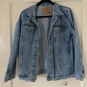 Ljusblå jeansjacka från 157 - Säljer en snygg ljusblå jeansjacka från 157 i storlek S. Jackan har en klassisk design med knappar framtill och två bröstfickor med knappstängning. Perfekt för vår och sommar, och ger en avslappnad look till vilken outfit som helst.