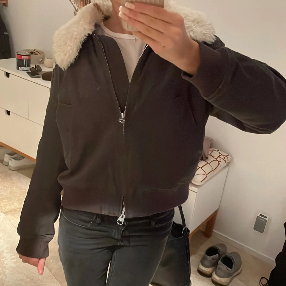 Svart bomberjacka med fuskpäls - 43