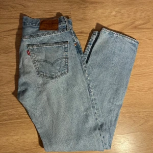 Ljusblåa Levis 501 30-32 - Ljusblåa Levis Jeans.  Modell: 501  Stl: 30-32 Välanvända men gott skick!