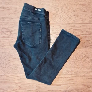 Svarta Dondup jeans - Snygga svarta Dondup jeans i toppskick.  Skinny fit. Storlek W31.  Skick 9.5/10.  Läcker grå/svart tvättning.  