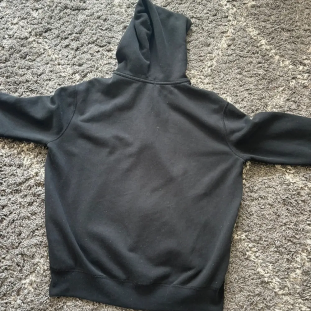 Ralph lauren zip up hoodie i storlek M, mycket bra konditition. köp inte direkt skriv innan först.. Hoodies.