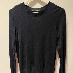 Tröja - Säljer dena mörkblåa/svarta tröjan från lager 157 för 30kr. Endast använd 1 gång.